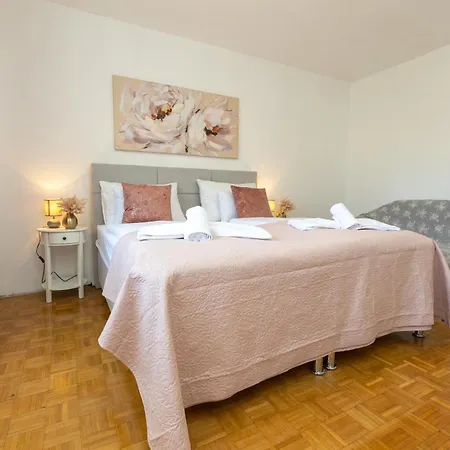 Frane 2br Aparment Near Old Town Apartment *